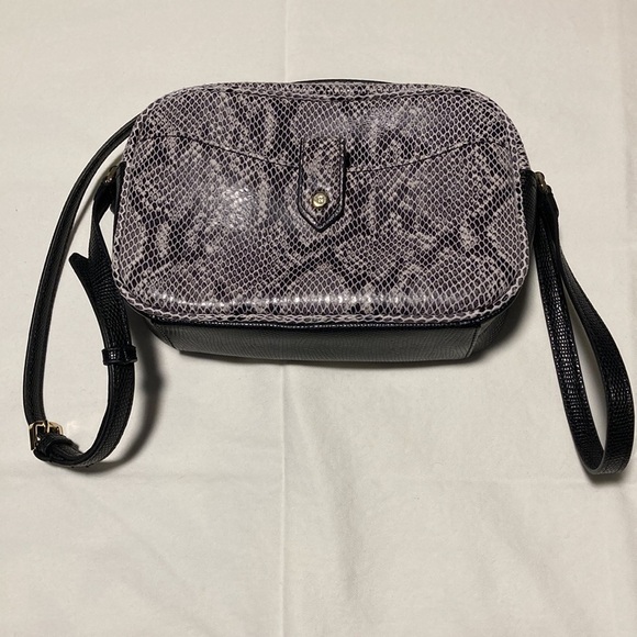 G.i.l.i. Genuine Leather Snakeskin Look Textured Bag - Picture 2 of 14